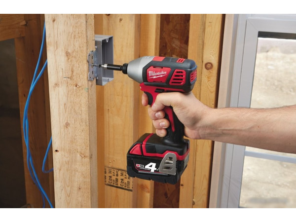 Ударный винтоверт Milwaukee M18 BID-402C [4933443580]