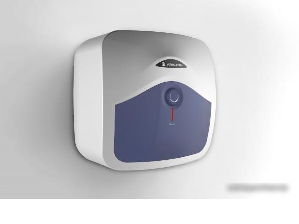 Накопительный электрический водонагреватель над мойкой Ariston BLU EVO R 15 RU