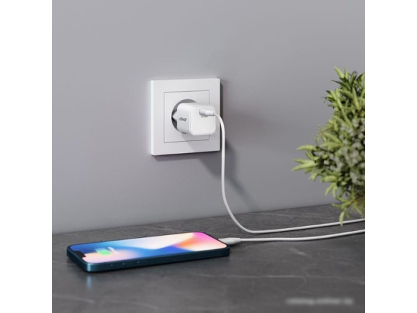 Сетевое зарядное uBear Select WC20WH01-AD