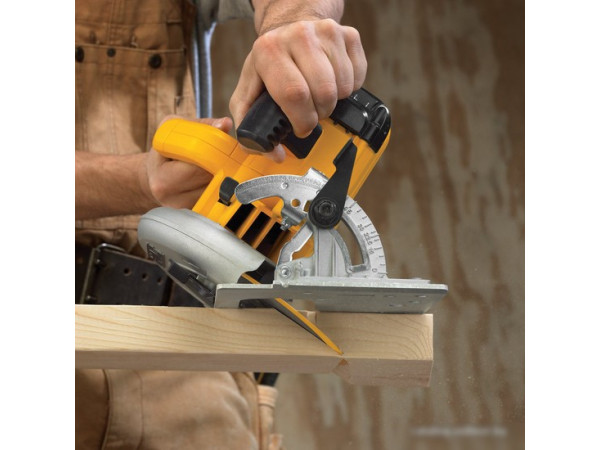 Дисковая пила DeWalt DWE576K