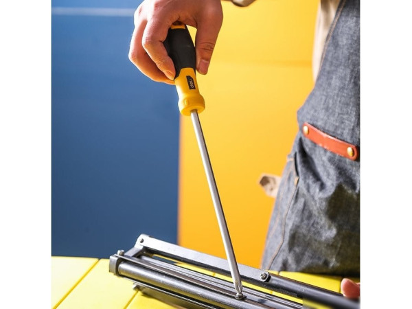 Отвертка Deli DL638200