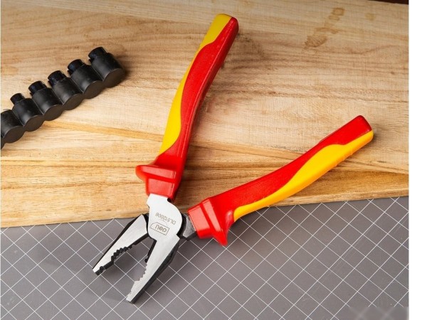 Плоскогубцы Deli DL512006