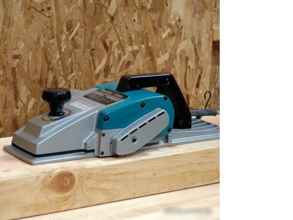 Рубанок Makita 1806 B